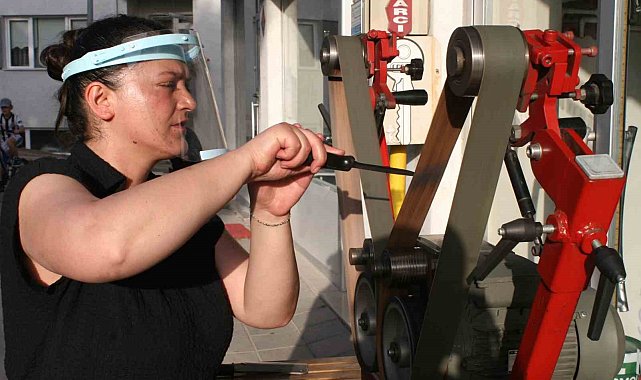 Kadın bıçak bileyicisinden "Bıçakları birbirine sürtmeyin ve bulaşık makinesinde yıkamayın" tavsiyesi