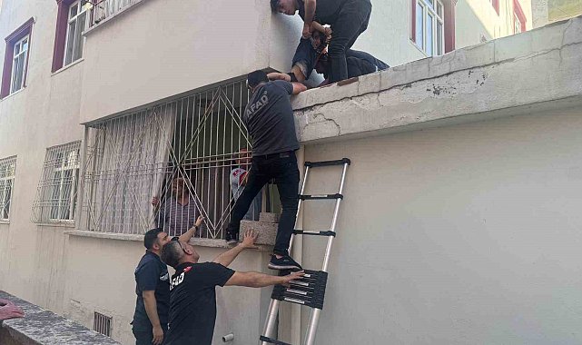 Kafası demir parmaklıklara sıkışan 10 yaşındaki çocuk kurtarıldı