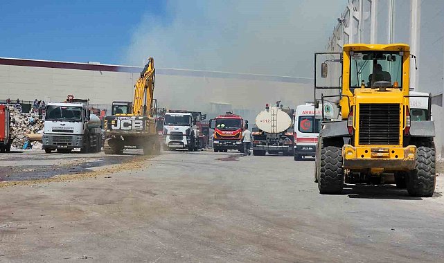 Kağıt fabrikasının geri dönüşüm alanında yangın çıktı