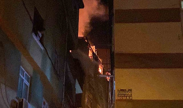Kağıthane'de 5 katlı binanın çatı katı alev alev yandı