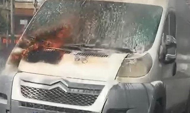 Kağıthane'de bir minibüs alevlere teslim oldu