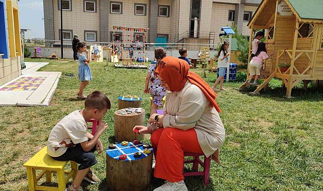 Kahramanmaraş'ta dönüştürülebilir malzemelerden açık hava sınıfı oluşturuldu