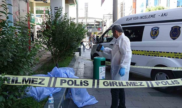 Kaldırımda yürürken kalbine yenildi