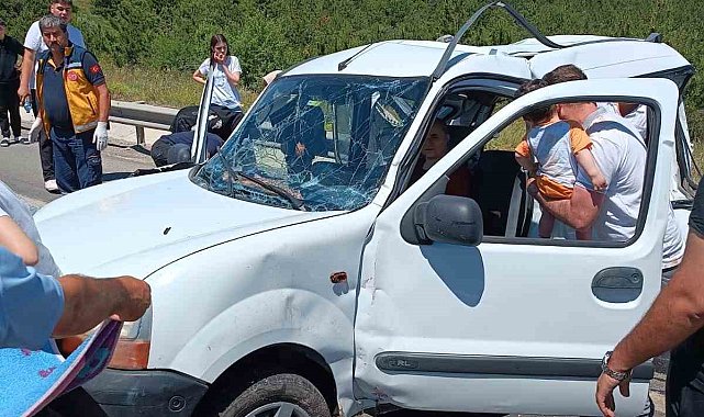 Kamyon, hafif ticari araçla çarpıştı