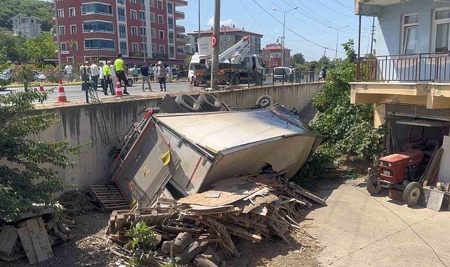 Kamyon, yolcu minibüsüne çarparak evin bahçesine uçtu: 1'i ağır 11 yaralı