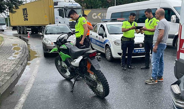 Kapaklı'da otomobil ile çarpışan motosikletteki 2 kişi yaralandı