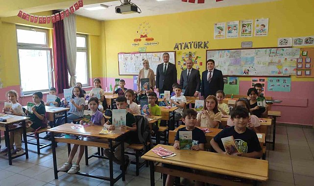 Karabük'te okuma seferberliği kitap dağıtımı ile devam ediyor