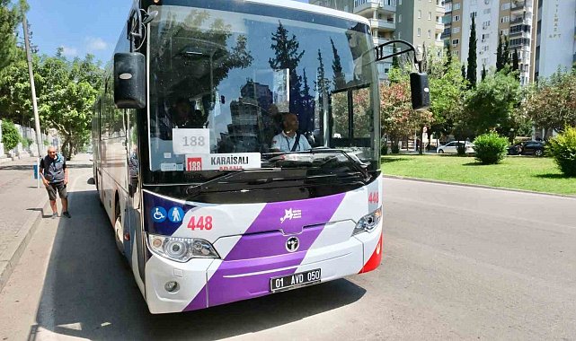 Karaisalı'da otobüs durağına yazı yazarak Zeydan Karalar'dan yeni otobüs isteyen ilçe halkının arzusu yerine getirildi