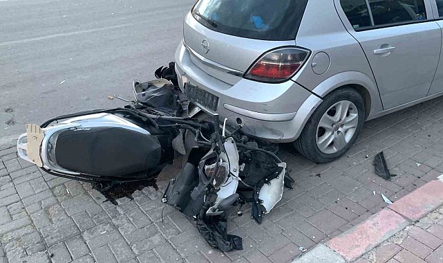 Karaman'da park halindeki otomobile çarpan motosiklet parçalandı: 1 yaralı