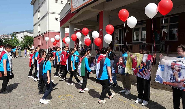 Karnelerini alan öğrenciler, Filistin'de ölen çocuklar için gökyüzüne balon bıraktı