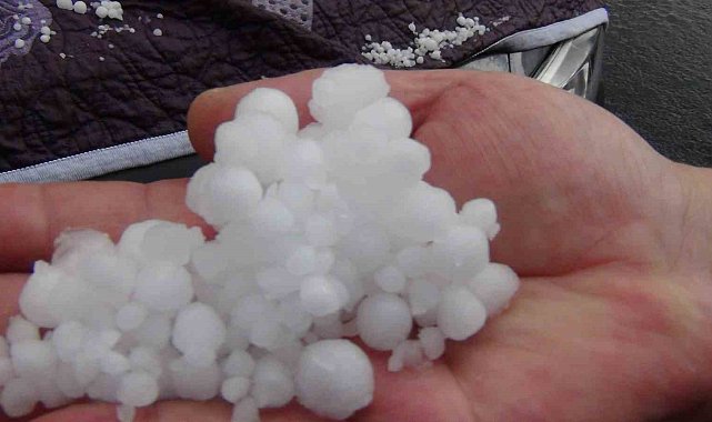 Kars'ı dolu vurdu, cadde ve sokaklar göle döndü