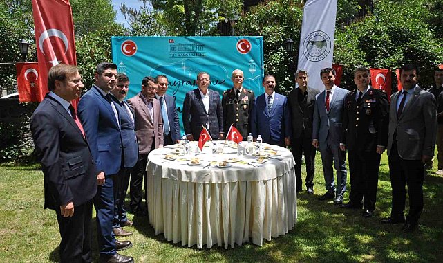 Kars'ta protokol bayramlaştı