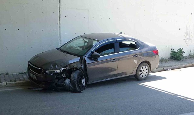 Kartal'da iki araç çarpıştı, savrulan araç yan yattı