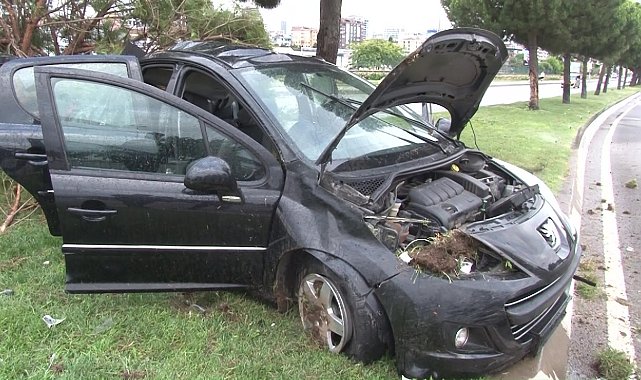 Kartal'da kontrolden çıkan otomobil refüje girdi: 3 yaralı