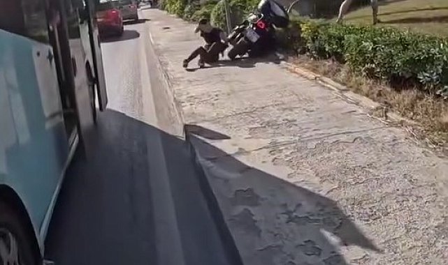 Kartal'da motosikletlinin kaldırımdaki kadına çarptığı anlar kamerada