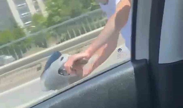 Kartal'da yayaya yol veren sürücüye saldırmaya çalışan trafik magandaları kamerada