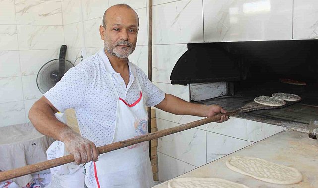 Kavurucu sıcakta ocak başında zorlu mesai yapan fırıncı, 800 TL yevmiye alıyor