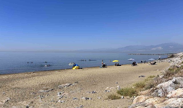 Kavurucu sıcaktan bunalan vatandaşlar kendilerini Akdeniz'in serin sularına bıraktılar