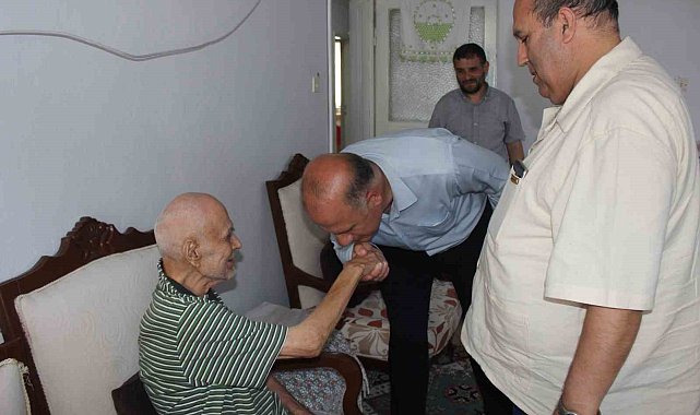 Kaymakam Ünal ve ilçe protokolü şehit babasını Babalar Günü'nde yalnız bırakmadı
