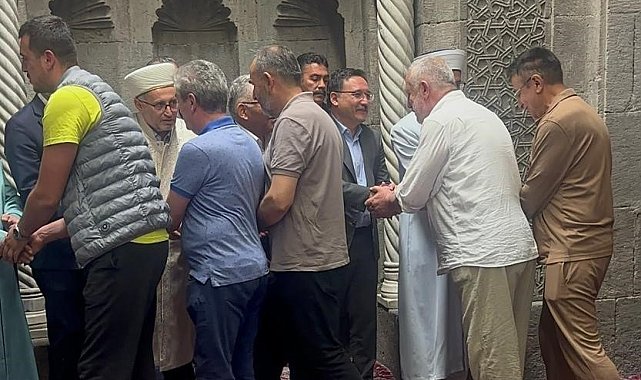 Kayseri protokolü vatandaşlarla bayramlaştı