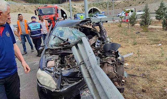 Kaza yapan otomobil bariyerlere ok gibi saplandı