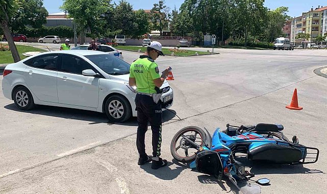 Kazada yaralanan kadına ilk müdahaleyi sağlık merkezinde görevli sağlık çalışanı yaptı