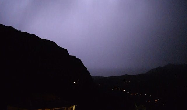 Kemaliye&#039;de gökyüzünü şimşekler aydınlattı