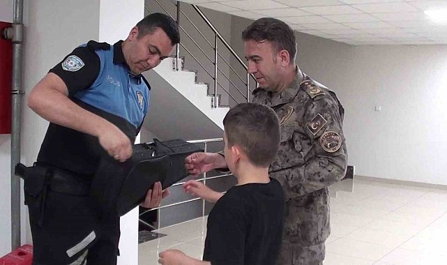 Keman isteyen çocuğun hayalini emniyet müdürü gerçekleştirdi