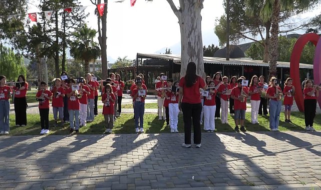Kemer Belediyesi Gençlik Orkestrası'ndan mini konser