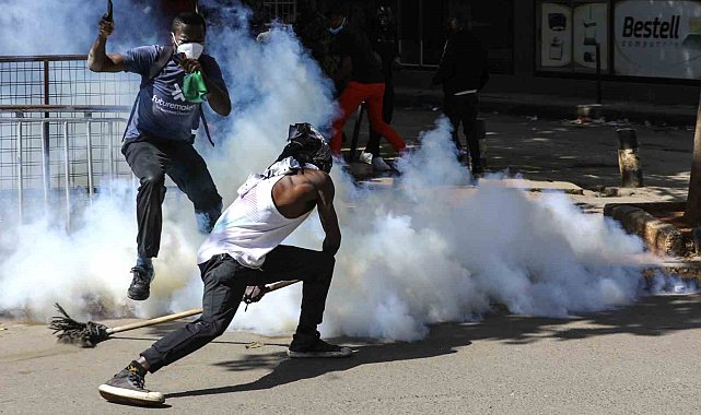 Kenya'da protestocular parlamentoyu ateşe verdi