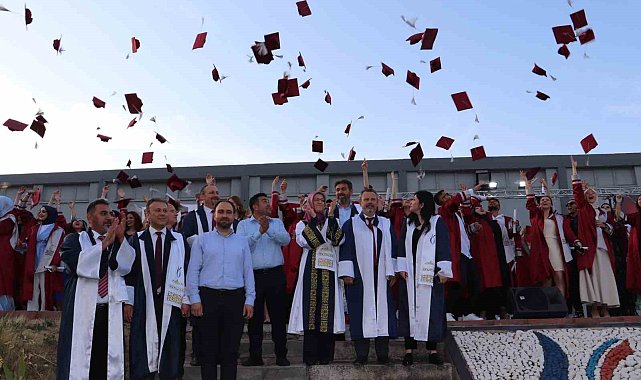 Kırkağaç MYO'da mezuniyet coşkusu