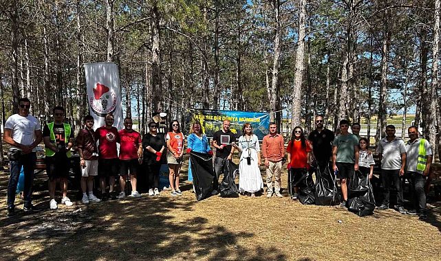 Kırklareli'nde öğrenciler piknik alanındaki çöpleri topladı