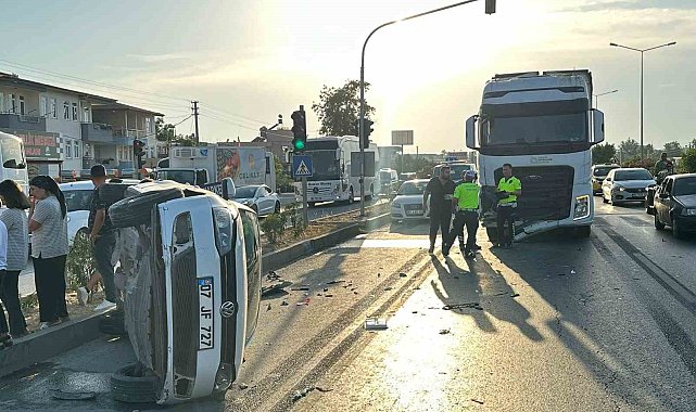 Kırmızı ışıkta duramayan kamyon, çarptığı otomobile takla attırdı: 2 yaralı