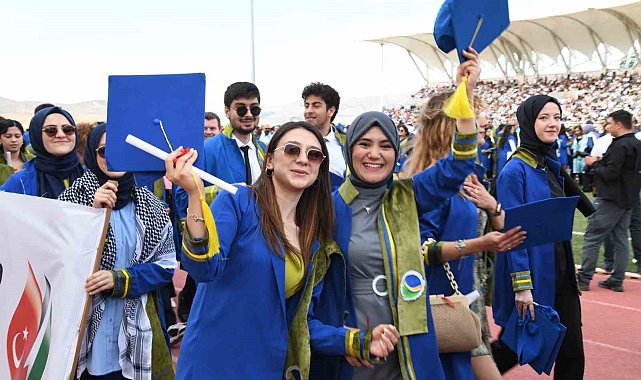 Kırşehir Ahi Evran Üniversitesi'nde mezuniyet coşkusu