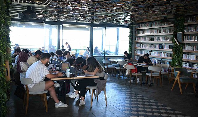 Kitap kahvelerde sınav maratonu