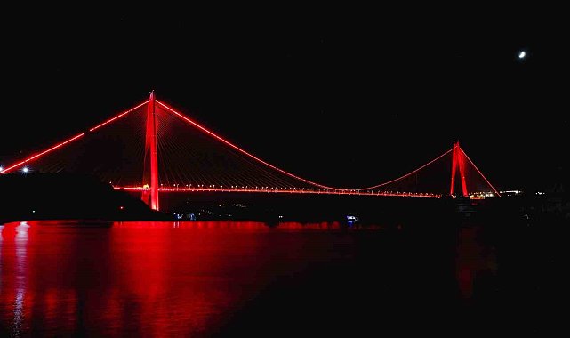 Kızılay kırmızısı Türkiye'nin sembol yapılarına yansıdı