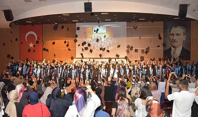 KMÜ'de Uygulamalı Bilimler Yüksekokulu öğrencileri mezuniyet heyecanı yaşadı