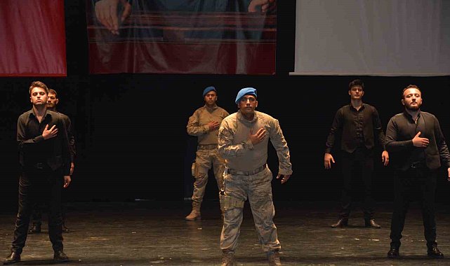 Komandoların zeybek gösterisi büyük beğeniyle topladı