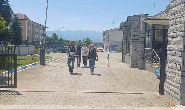 Komşusunu öldüren cinayet zanlısı kadın adliyeye çıkartıldı