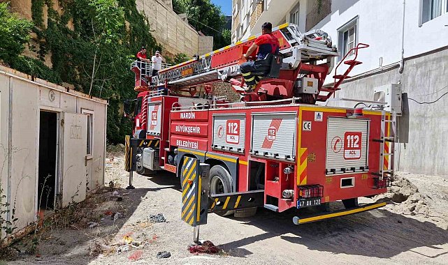 Konteynerin tepesinde mahsur kaldı, itfaiyeyi çağırdı
