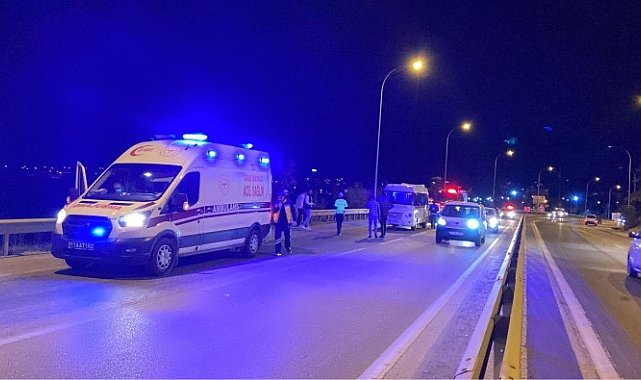 Kontrolden çıkan araç bariyerlere çarparken, 2 kişi yaralandı