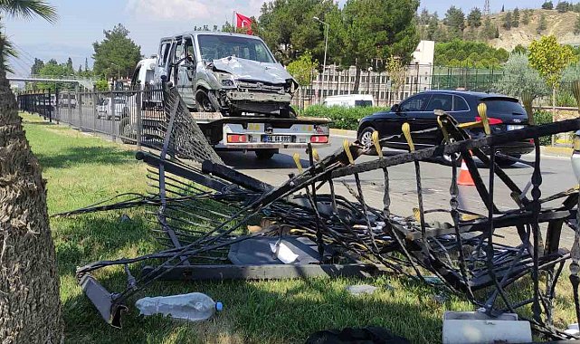 Kontrolden çıkan aracın refüjdeki bariyerlere çarpması sonucu 1'i ağır 7 kişi yaralandı