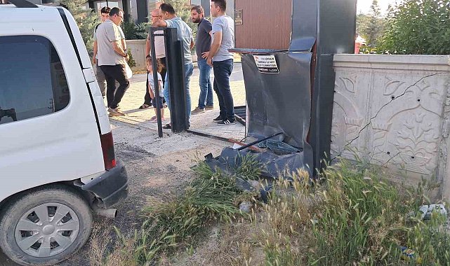 Kontrolden çıkan hafif ticari aracın duvara çarpma anı kameraya yansıdı
