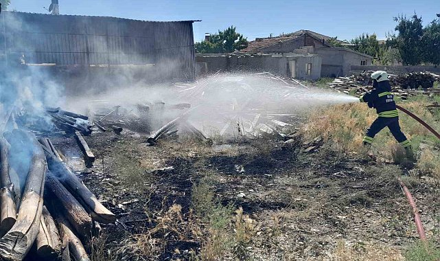 Konya'da çocuklar torpil attı, inşaat malzemeleri tutuştu