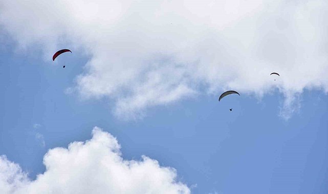 Konya'da İç Anadolu Bölgesi Türkiye Yamaç Paraşütü Hedef Şampiyonası yapıldı