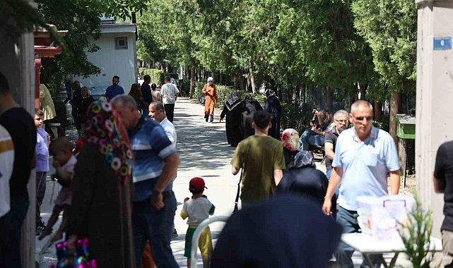 Konya'da mezarlıklarda bayram ziyaretleri