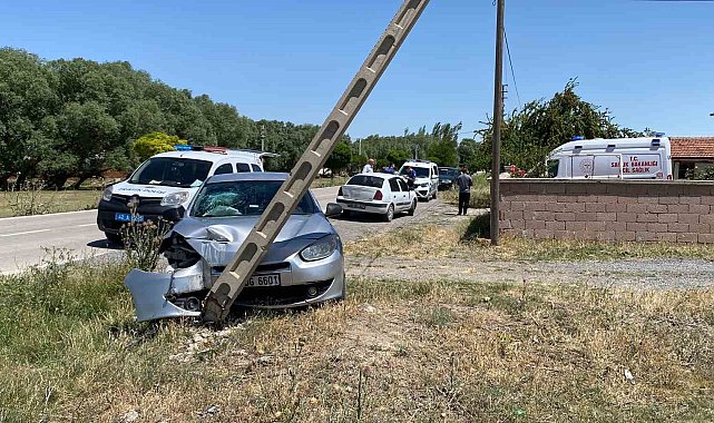 Konya'da otomobil direğe çarptı: 3 yaralı