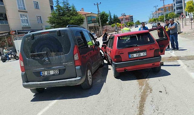 Konya'da otomobil ile hafif ticari araç çarpıştı: 5 yaralı