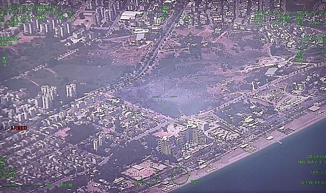 Konyaaltı Sahili&#039;ne 300 metre yakınlıkta yerleşim alanlarını tehdit eden yangın korkuttu