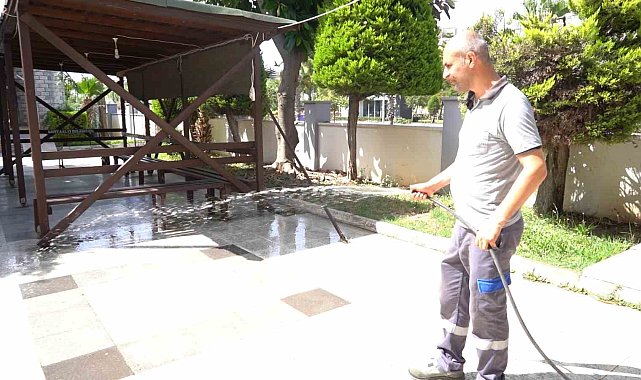 Konyaaltı'nda camilerde bayram temizliği